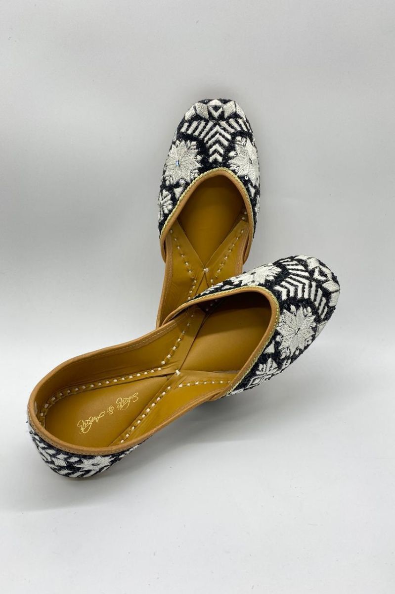 NEO PHULKARI BLACK AND WHITE JUTTI