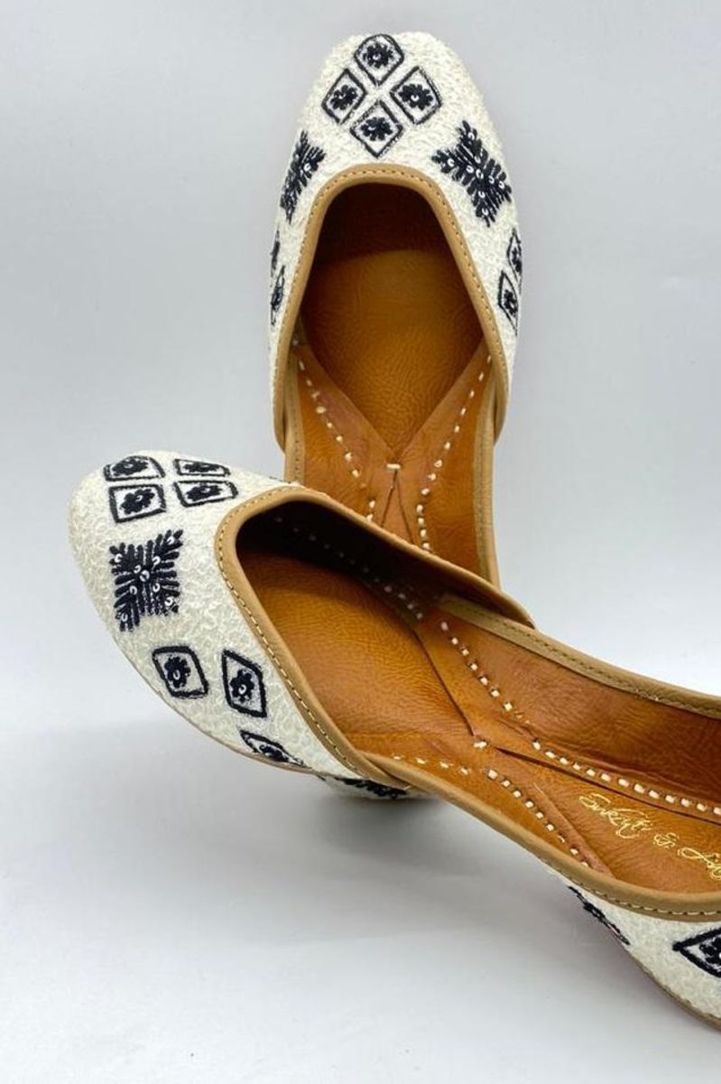 NEO PHULKARI WHITE BLACK JUTTI